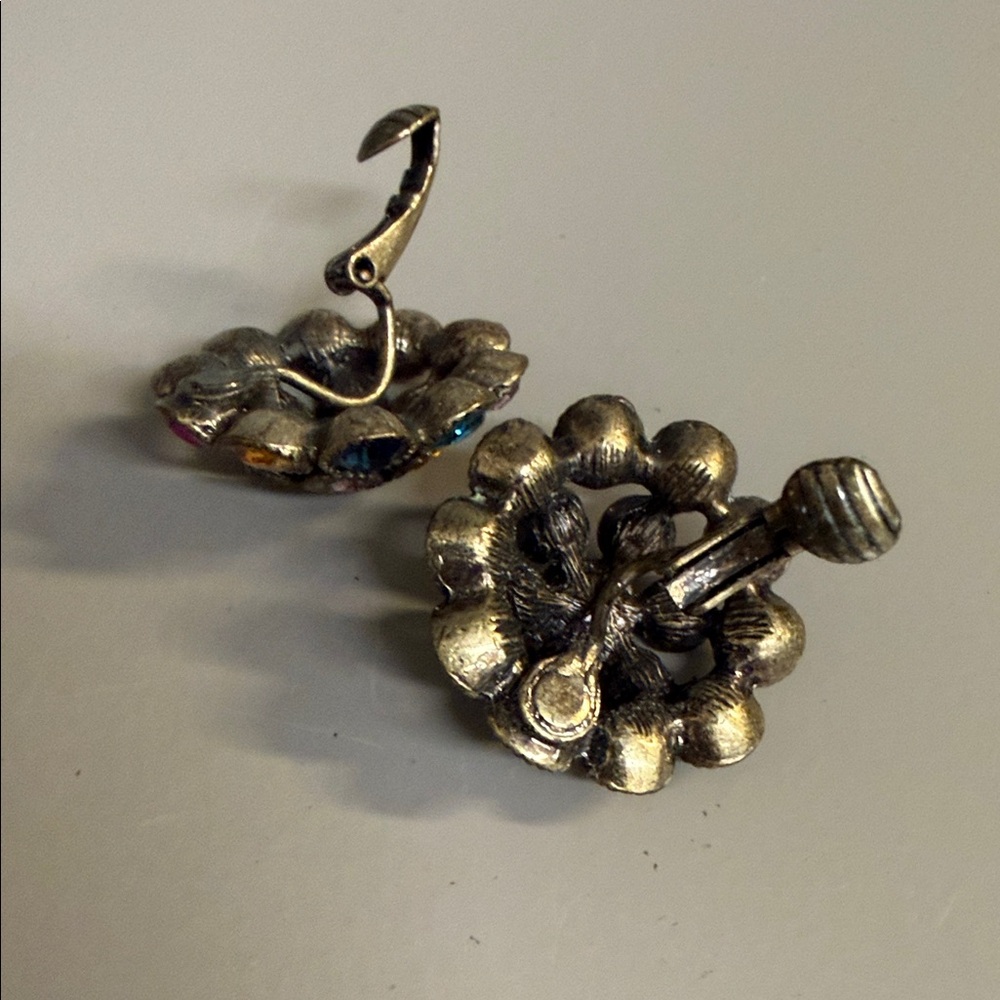 Vintage Avon Domed Clip On Earrings With Multicolored Stones Jewelry - Picture 5 of 13